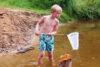 enfant qui peche en bord de riviere die